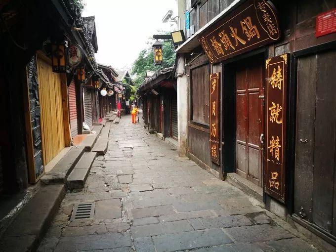 探索一个人借钱问她说先还你一半该怎么回复她还完？，获得全面回答